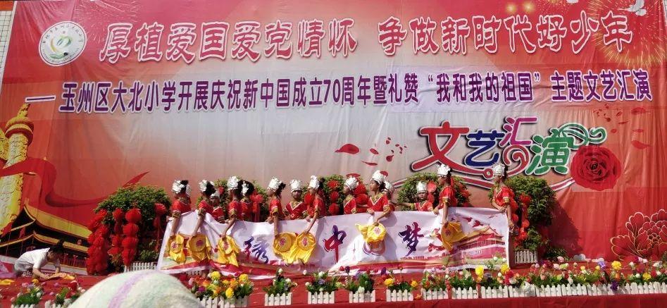 被潜水衣勒出道道血痕,重庆小伙负重50斤潜水50米建大桥